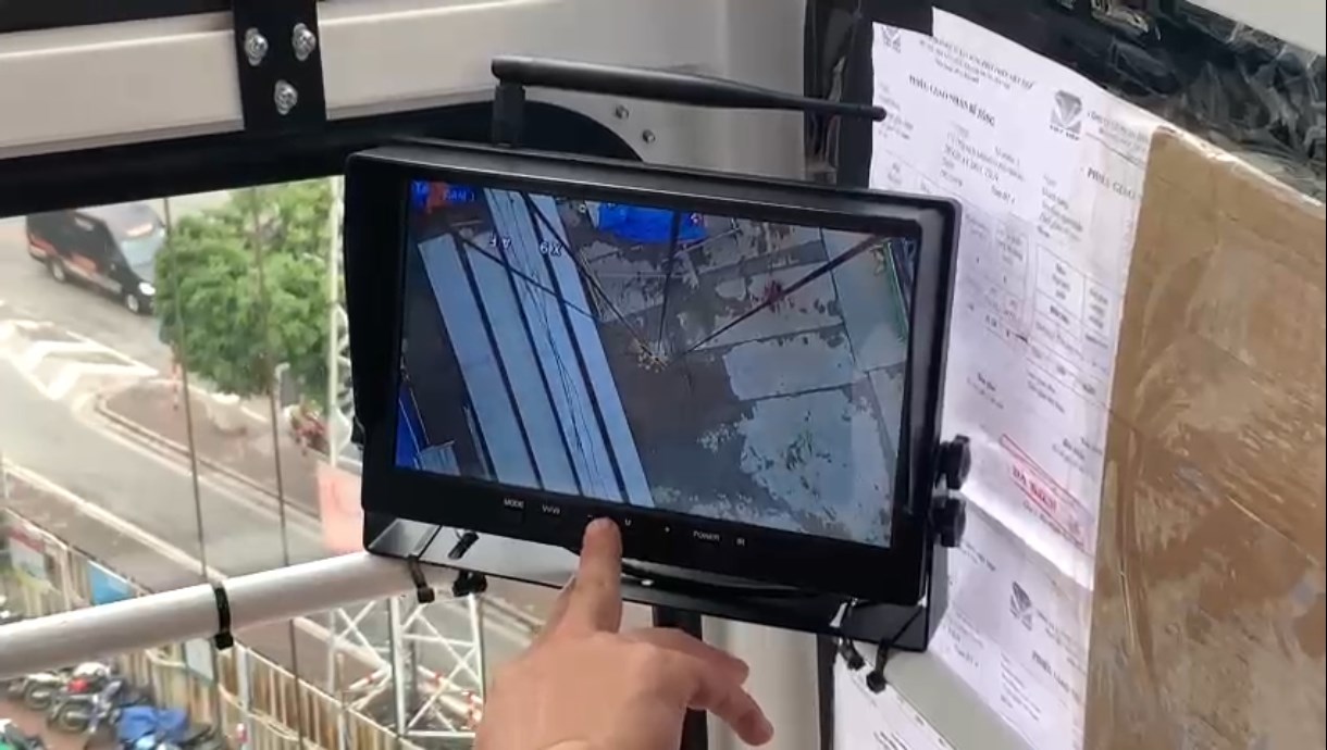 wireless monitor for a crane